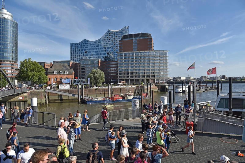 Europe, Germany, Hanseatic City of Hamburg, Jan Fedder Promenade, St. Pauli Landungsbrücken, Elbe Philharmonic Hall concert hall, Europe