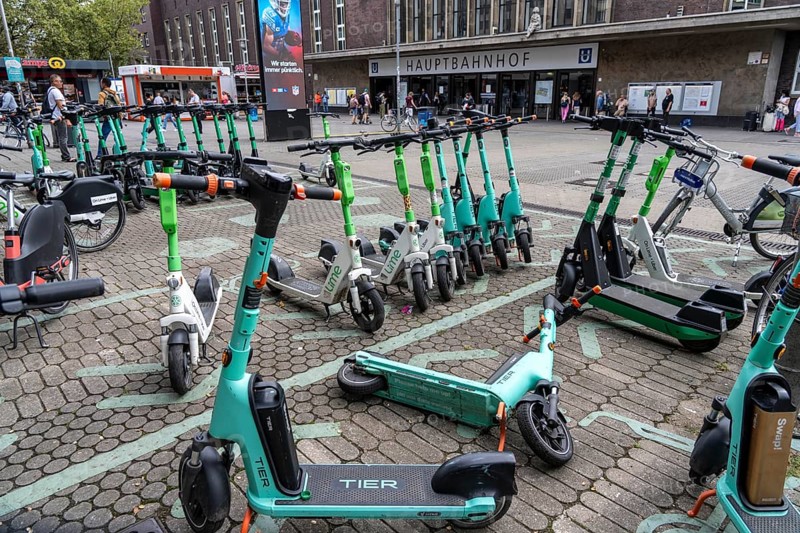Designated sharing stations, parking space for e-scooters, rental bikes, e-scooters, in front of the main railway station in Düsseldorf, North Rhine-Westphalia, Germany, Europe