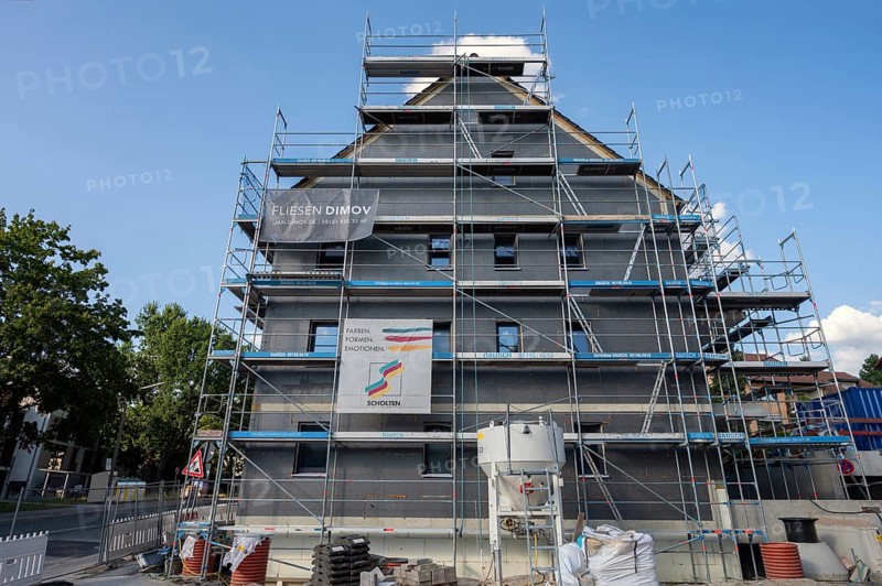 Scaffolding on a new residential building with thermal insulation, Erlangen, Middle Franconia, Bavaria, Germany, Europe