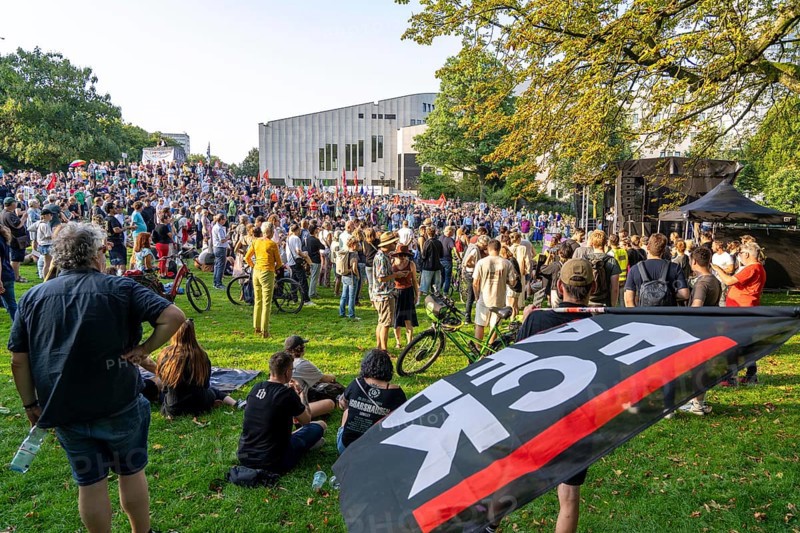 Protests against a so-called citizens' dialogue of the AfD in the Philharmonie in Essen, the employees of the Essen Theatre and Philharmonie have called for it, about 3000 people demonstrated in the municipal park, between Aalto Theatre and Philharmonie against the event, the police sealed off the venue, Essen North Rhine-Westphalia, Germany, Europe