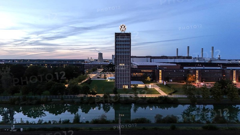 VW logo on the brand tower at the Group headquarters in Wolfsburg, 29/09/2024. The Volkswagen Group has announced cost-cutting measures for its German plants, Wolfsburg, Lower Saxony, Germany, Europe