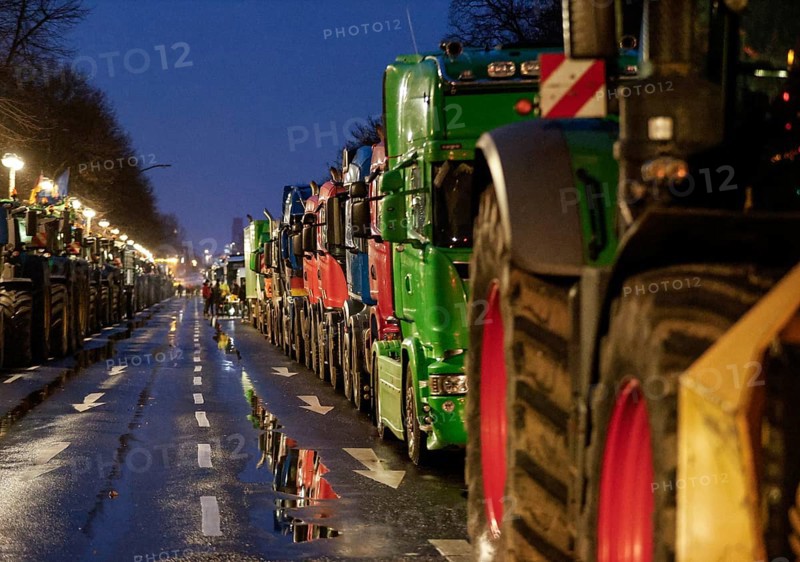 Thousands of farmers demonstrate with their tractors and logistics companies against the planned cancellation of the agricultural diesel subsidy, Berlin, 15.01.2024