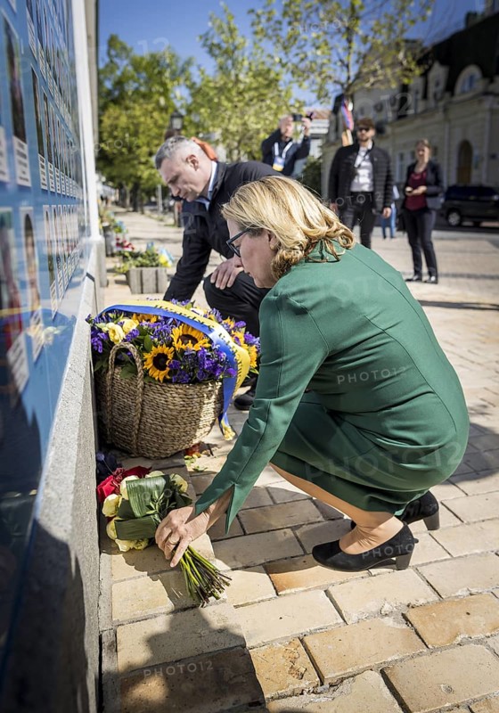 Svenja Schulze (SPD), Federal Minister for Economic Cooperation and Development, pictured during her trip to Ukraine. Here she lays a wreath with Mayor Vitaly Klitschko at the Wall of Remembrance of those who died for Ukraine on a wall of St Michael's Monastery. 'Photographed on behalf of the Federal Ministry for Economic Cooperation and Development'