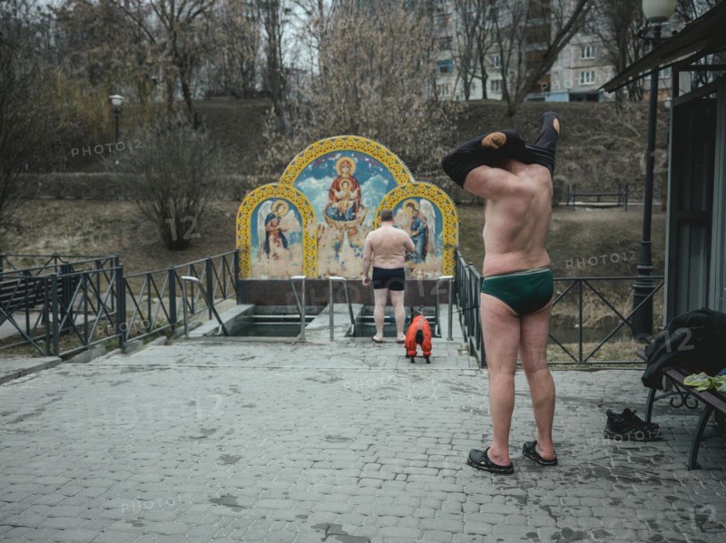 Man after a morning swim in a public bathing facility in Severno Saltivka. The neighbourhood was extensively destroyed by Russian missile attacks, Severno Saltivka, Kharkiv, Ukraine, Europe