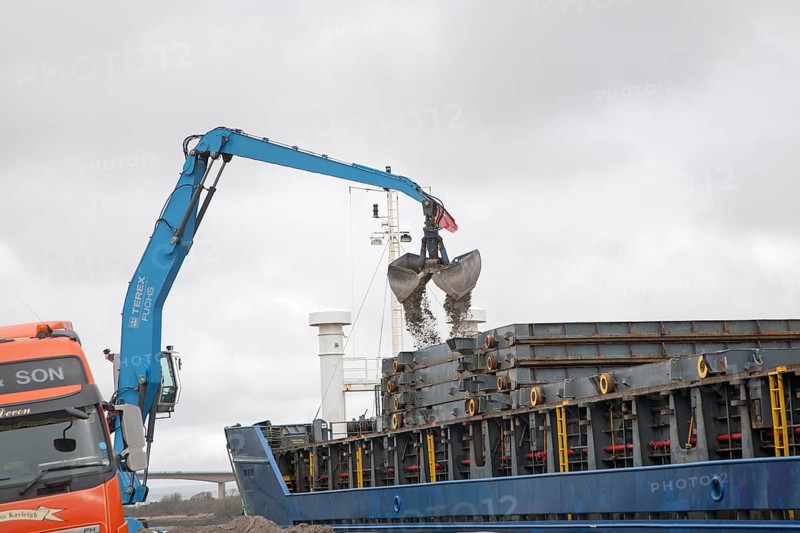 Ship loading of the bulk carrier Zita on the River Torrridge, at the quayside in Bideford, north Devon, England, United Kingdom, Europe