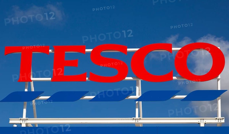 Sign for Tesco supermarket store against blue sky, Calne, Wiltshire, England, UK