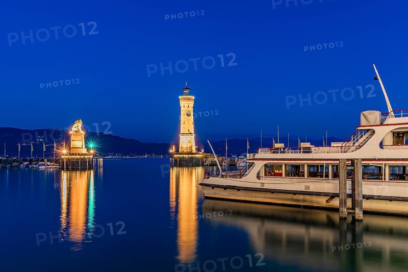 Bavarian Lion, the lighthouse and an excursion boat in the harbour at the blue hour, Lindau Island, Lindau, Lake Constance, Bavaria, Germany, Europe