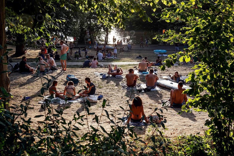 Cooling down at summer temperatures on the shore of the Schlachtensee, Berlin, 11/08/2022