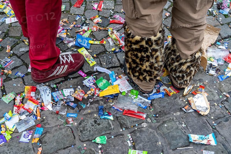 Rose Monday parade in Düsseldorf, remains from the celebrations in the old town, rubbish, North Rhine-Westphalia, Germany, Europe