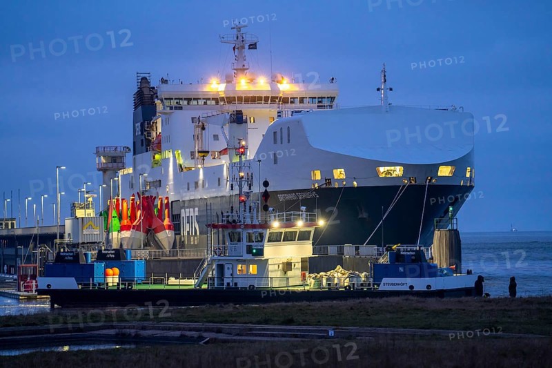 Britannia Seaways, RoRo cargo ship, operated by DFDS Seaways shipping company, at the pier next to the Alte Liebe, dredging and flushing ship Steubenhöft of N-Ports, at the marina in Cuxhaven, Lower Saxony, Germany, Europe