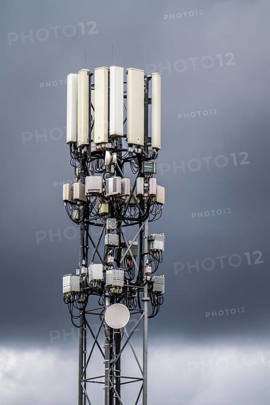 Mobile radio mast with various antenna systems, for mobile radio and other telecommunications, G5 mobile radio standard