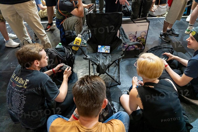 Gamescom, the world's largest trade fair for video and computer games, queue in front of the stands with new games, up to 3 hours waiting time, in Cologne, Germany, Europe