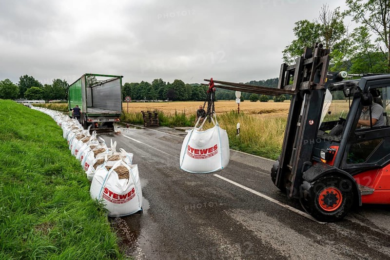 Ruhr floods near Mülheim-Menden, damage to the Ruhr dyke was sealed with large sand packs, flooded Ruhr floodplains, floods on the Ruhr, after long heavy rainfall the river left its bed and flooded the countryside and villages, the highest water level ever measured, North Rhine-Westphalia, Germany, Europe