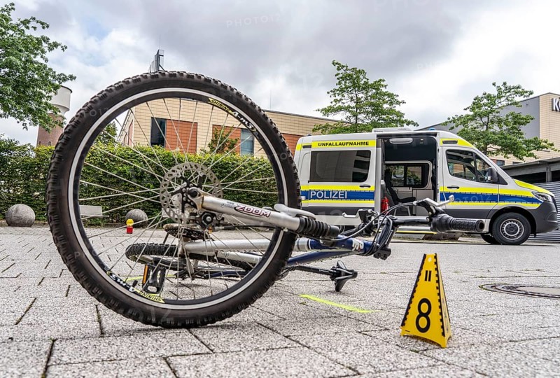 Re-enacted, fatal, accident with a car and a cyclist, at the North Rhine-Westphalia police, accident investigation by specialised accident teams, traffic accident teams, of the Cologne police, North Rhine-Westphalia, Germany, Europe