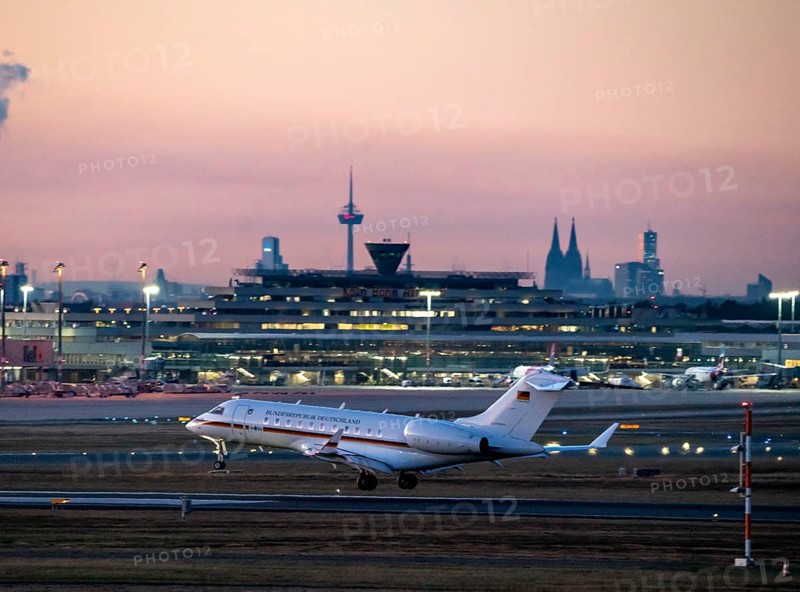 14+04, German Air Force, BMvG, Bombardier BD-700 Global Express, aircraft landing at Cologne-Bonn Airport, CGN, Runway 06/24, scenery with Cologne Cathedral, Cologne, North Rhine-Westphalia, Germany, Europe