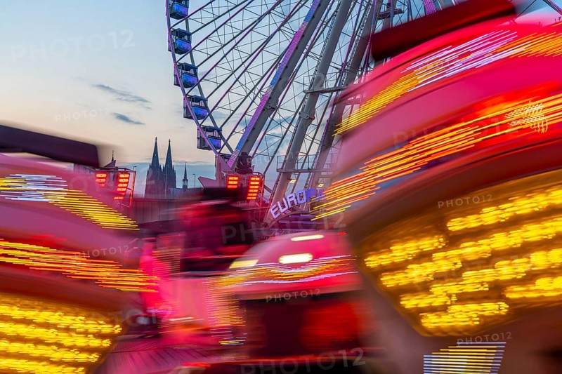 Deutz funfair on the Rhine, at Easter, funfair, break-dancer ride, Ferris wheel, Cologne Cathedral, Cologne, North Rhine-Westphalia, Germany, Europe