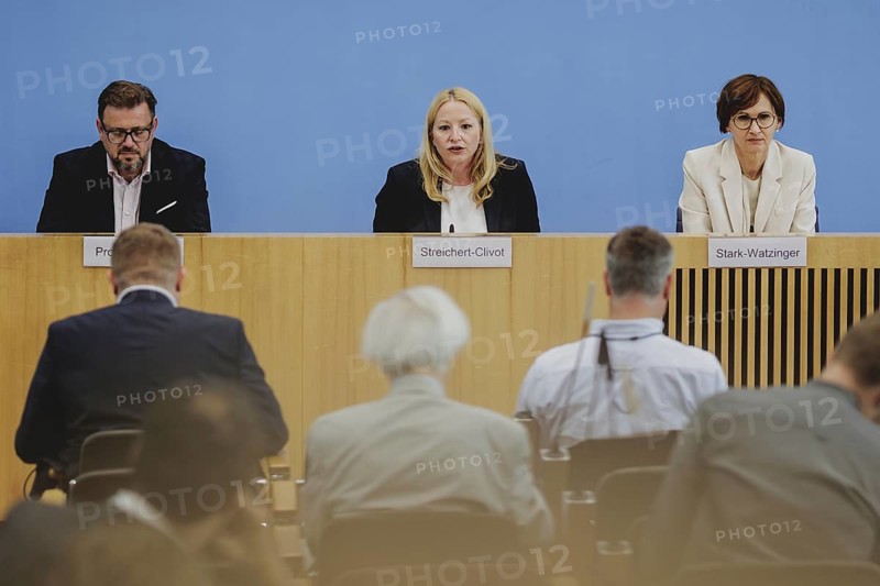 (L-R) Kai Maaz, spokesperson for the authors' group of the Leibniz Institute for Research and Information in Education, Christine Streichert-Clivot, Minister of Education and Culture of Saarland, and Bettina Stark-Watzinger (FDP), Federal Minister of Education and Research, at a press conference on the publication of the report 'Education in Germany 2024' in Berlin, 17 June 2024