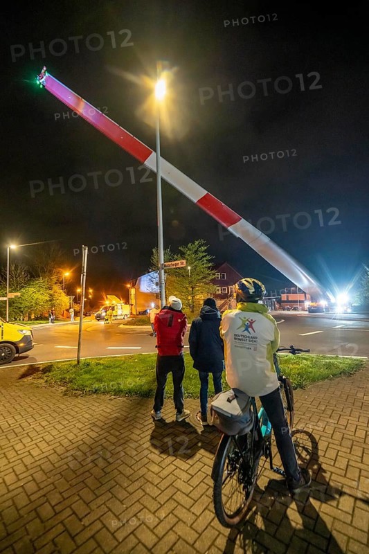 Transport of a 68 metre long, 22 tonne blade of a wind turbine, here in Schwelm, onlookers, with a self-propelled Blade-Lifter vehicle, over a 40 km long route, over 2 nights, in the Bergisches Land, through towns, villages, over country roads, narrow through roads, to the construction site of the wind turbine near Hagen, North Rhine-Westphalia, Germany, Europe
