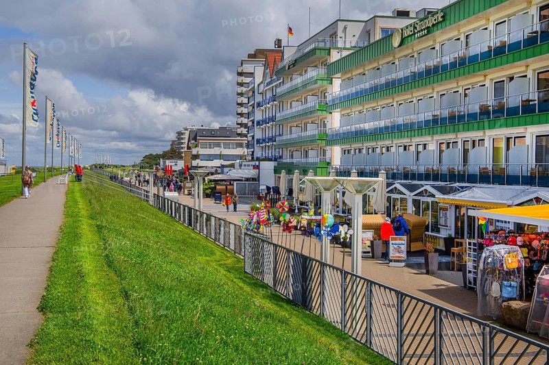 Dike promenade with hotels in the district of Duhnen, North Sea spa town of Cuxhaven, North Sea coast, Elbe, Elbe estuary, Lower Saxony, Germany, Europe