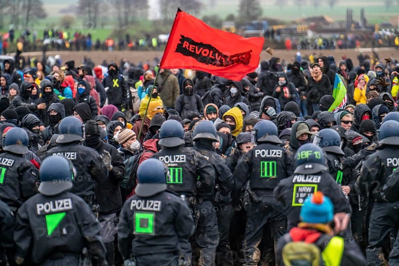 Violent clashes between thousands of demonstrators and the police, after a demonstration against the demolition of the brown coal village of Lützerath, the demonstration participants try to get to the rest of the village, Lützerah, and storm it, the police prevent this with a large contingent of forces, Erkelenz, North Rhine-Westphalia, Germany, Europe