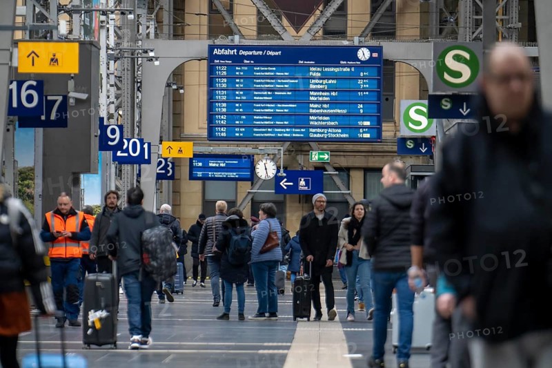 Station concourse, display board, timetable, travellers in the main station of Frankfurt am Main, Hesse, Germany, Europe
