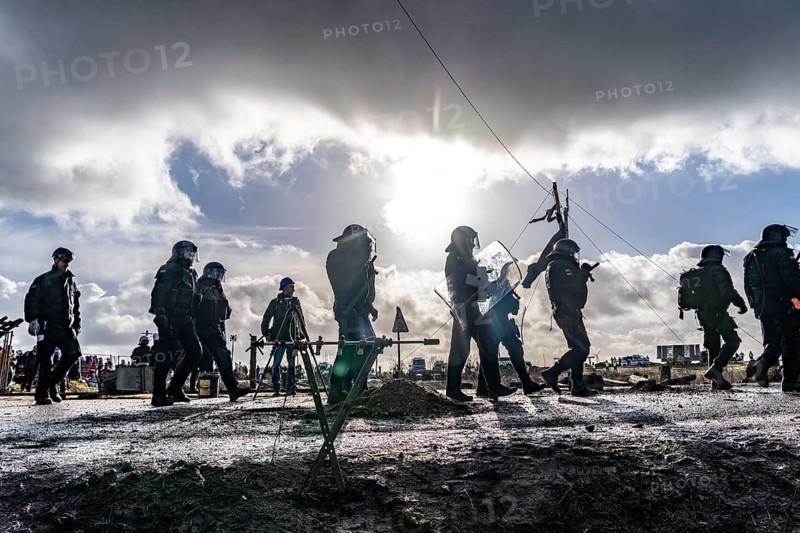 Beginning of the eviction of the Lützerath hamlet, camp of climate activists and squatters, at the Garzweiler 2 opencast lignite mine, by the police, Erkelenz, North Rhine-Westphalia, Germany, Europe