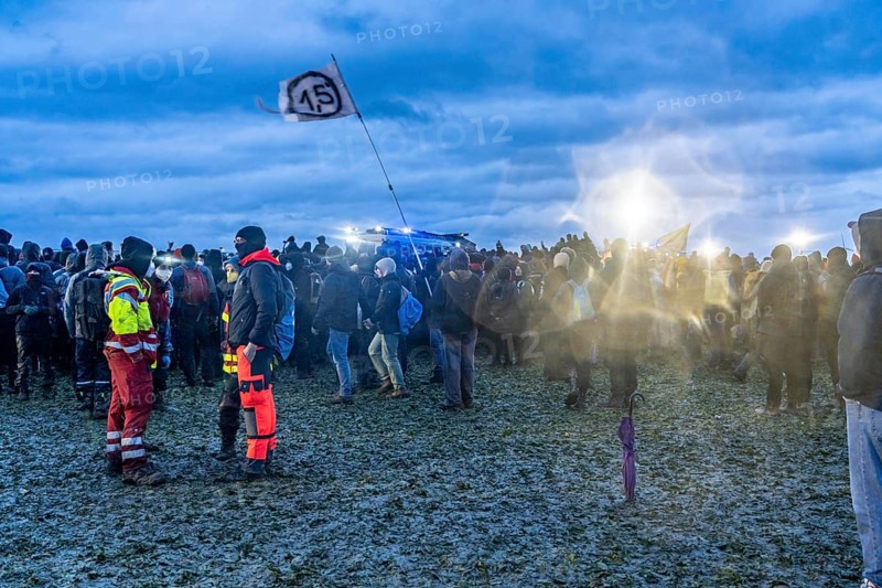 Violent clashes between thousands of demonstrators and the police, after a demonstration against the demolition of the brown coal village of Lützerath, the demonstration participants try to get to the rest of the village, Lützerah, and storm it, the police prevent this with a large contingent of forces, Erkelenz, North Rhine-Westphalia, Germany, Europe