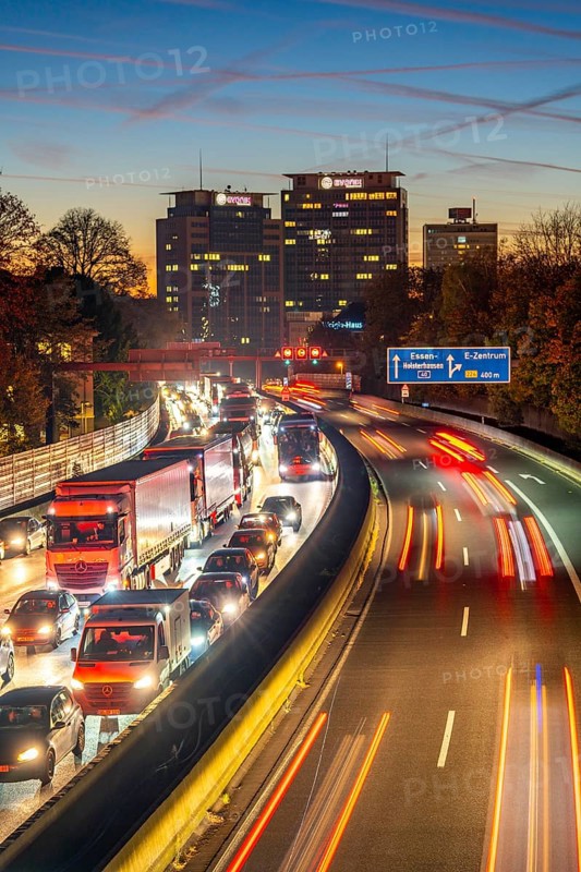 Evening traffic, partly with traffic jams, slow-moving traffic on the A40 motorway, Essen skyline, Evonik Group headquarters, Essen, North Rhine-Westphalia, Germany, Europe
