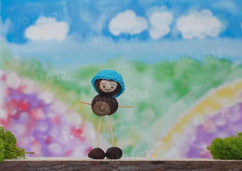 Chestnut figure with hat in the studio
