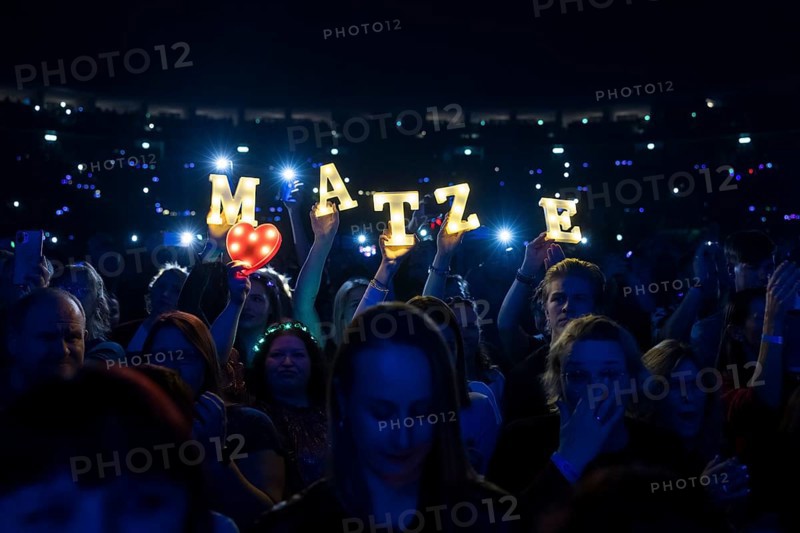 Fans hold up bright letters MATZE for Matthias Reim on the ..und plötzlich bist du Kult! Tour at the Uber Arena in Berlin on 29 December 2024