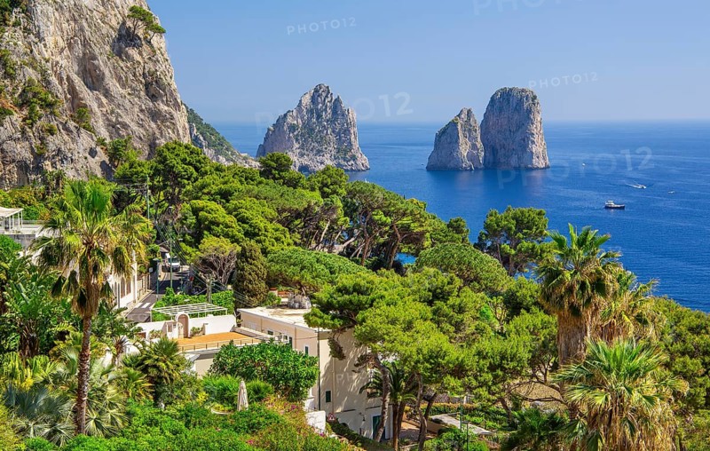 South coast with the Faraglioni rocks, the island's landmarks, Capri, Campanian Archipelago, Gulf of Naples, Tyrrhenian Sea, Campania, Italy, Europe