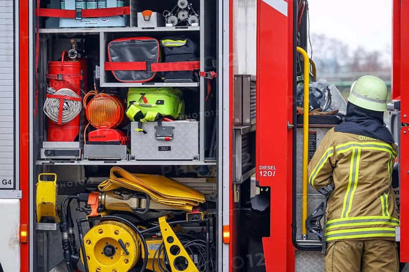 Duisburg, North Rhine-Westphalia, Germany, firefighting exercise, people are rescued from a burning flat. Firefighter returns to the fire engine after the operation. Press event: Federal Chancellor Olaf Scholz visits Fire Engine 530 of the Duisburg Volunteer Fire Brigade at Fire and Rescue Station 5 in Homberg. Together with a training unit of the professional fire brigade, the fire brigade school is also housed there, Europe