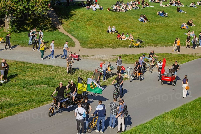 Men's groups out and about on the banks of the Elbe, the Elbe cycle path and the Elbe meadows, Dresden, Saxony, Germany, Europe
