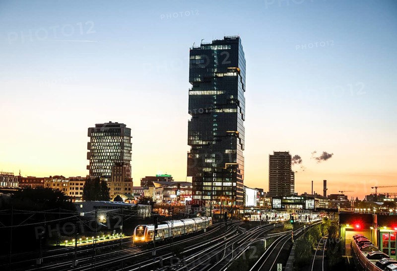 Sunset at the Modersohn Bridge, view of railway tracks, trains and the 140 metre high Amazon office tower Edge East Side, Berlin, 23.10.2024., Berlin, Berlin, Germany, Europe