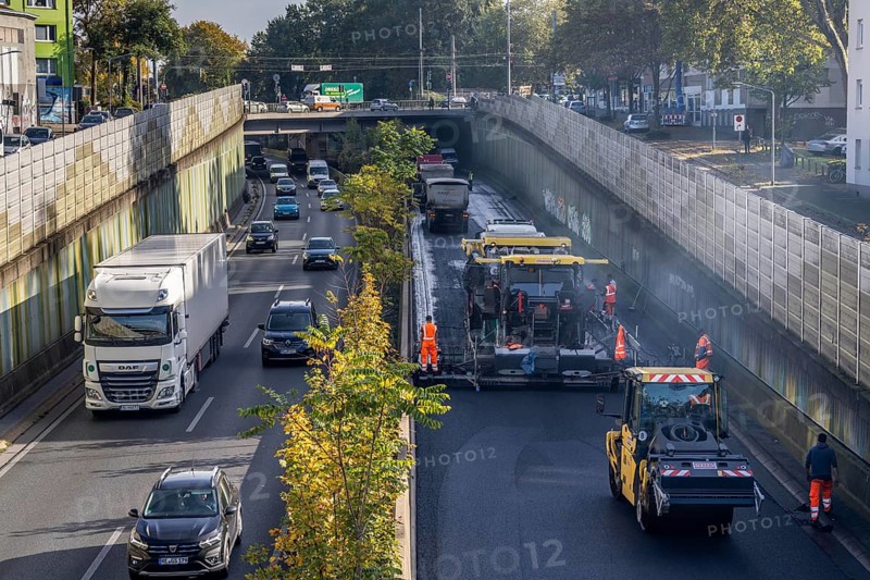 New whisper asphalt surface for the A40 motorway, in the city of Essen, direction Dortmund, 95, 000 square metres of porous asphalt will be laid over a distance of around 6 km, the motorway will be closed for 1 week, North Rhine-Westphalia, Germany, Europe