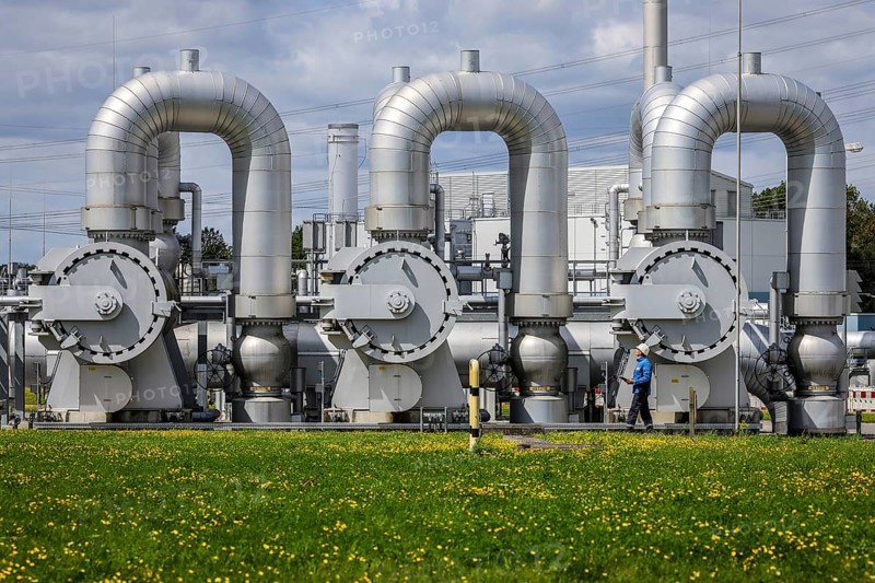 Werne, North Rhine-Westphalia, Germany, compressor station for natural gas and, in future, hydrogen. Open Grid Europe will use its H2 training line to train engineers and tradespeople to become experts in handling hydrogen in the long-distance gas grid. The OGE compressor station in Werne is the central hub in the German natural gas grid. At around 25 billion cubic metres per year, around a quarter of the natural gas consumed in Germany flows through the Werne compressor station. The natural gas flows into the station from northern Germany, the North Sea and the Netherlands via five large entry pipelines. After the gas has been purified, it is compressed by eleven compressors driven by gas turbines with a total drive power of approx. 160, 000 kW. With outlet pressures of up to 100 bar, the gas flows leave the station via eight outlet pipes and are distributed throughout Germany in all directions, Europe