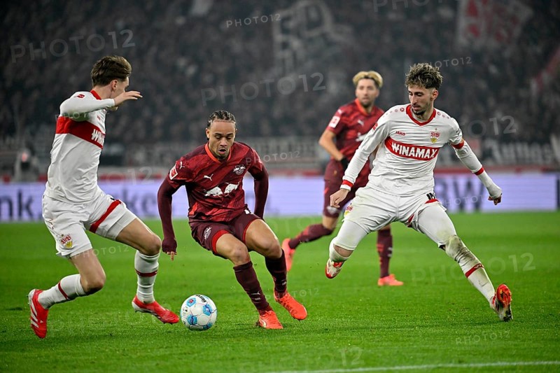 Xavi Simons RasenBallsport RB Leipzig RBL (10) Action on the ball against Ramon Hendriks VfB Stuttgart (03) Atakan Karazor VfB Stuttgart (16) MHPArena, MHP Arena Stuttgart, Baden-Württemberg, Germany, Europe