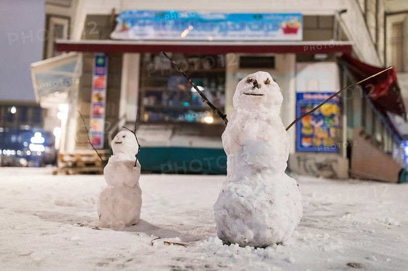 Two snowmen stand in Berlin Moabit after a snowfall on the evening of 5 January 2025