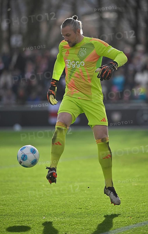 Goalkeeper Remko Pasveer Ajax Amsterdam (01) Action on the ball Robert-Schlienz-Stadion, Stuttgart, Baden-Württemberg, Germany, Europe