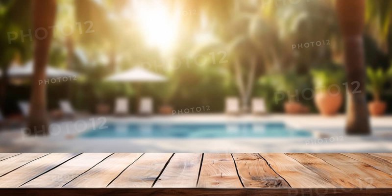 Empty wooden board with tropical resort swimming pool and palm trees in blurry background. KI generiert, generiert AI generated