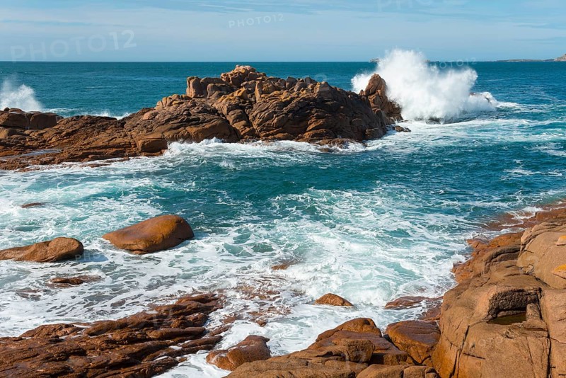 Powerful surf meets jagged rocks by the sea, Ploumanac'h, Ploumanach, Perros-Guirec, Côtes-d'Armor, Brittany, France, Europe