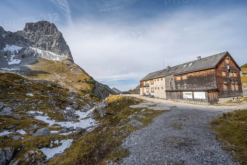 Lamsenjochhütte in autumn, rocky summit of the Lamsenspitze behind, Karwendel, Tyrol, Austria, Europe