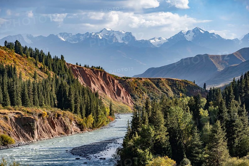Naryn River and mountain panorama in autumn, at the confluence of the Kichi-Naryn and Chong-Naryn, Eki-Naryn or Two Naryn, Naryn region, Kyrgyzstan, Asia