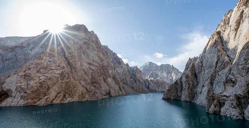 Mountain lake Kol Suu rocky steep mountains, sun star, Kol Suu Lake, Kurumduk Valley, Sary Beles Mountains, Naryn Province, Kyrgyzstan, Asia