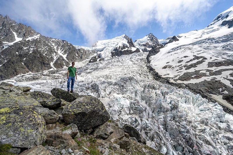 Mountaineers on the glacier, High alpine glaciated mountain landscape, La Jonction, Glacier des Bossons meets Glacier de Taconnaz, Summit of the Aiguille du Midi, Mont Maudit and Mont Blanc, Chamonix, Haute-Savoie, France, Europe