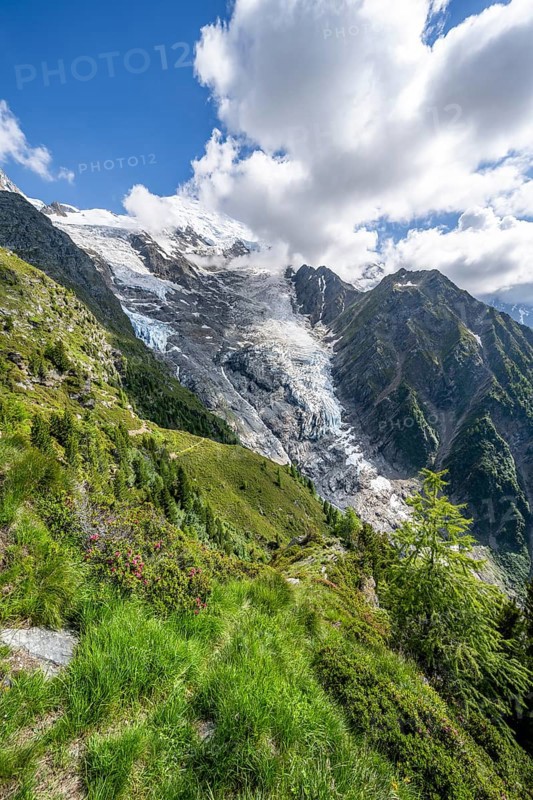 Impressive mountain landscape with glacier, view of glacier Glacier de Taconnaz, hike La Jonction, Chamonix, Haute-Savoie, France, Europe