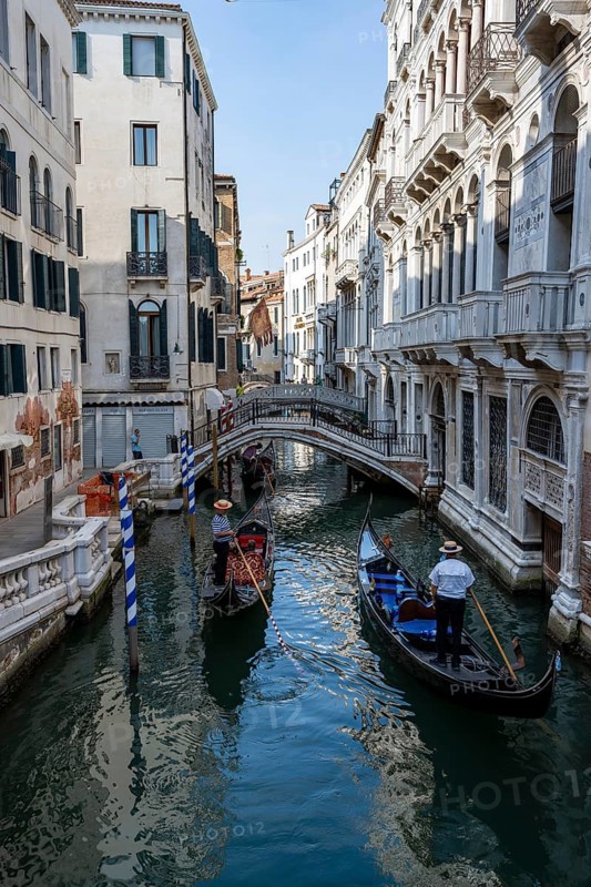 Gondoliers on Venetian gondolas on the Rio di Palazzo canal, Venice, Veneto, Italy, Europe