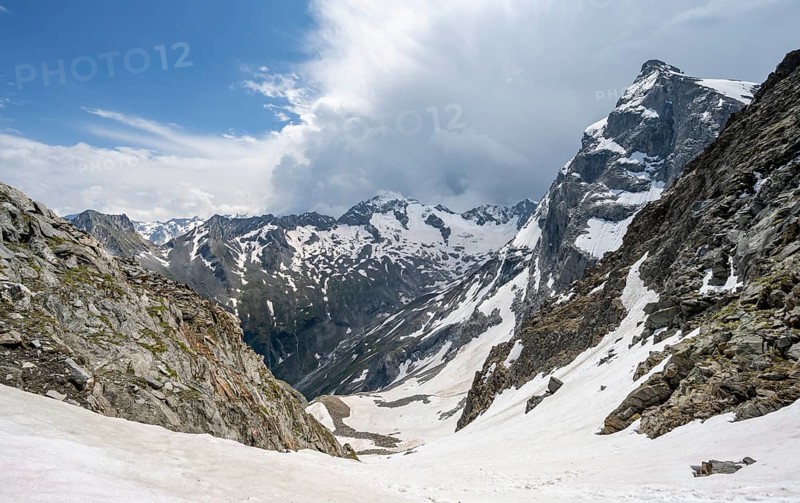 View from the Nördliche Mörchnerscharte, behind mountain peak Greizer Spitze with snow, Berliner Höhenweg, Zillertal Alps, Tyrol, Austria, Europe