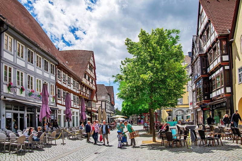 Bäckerstrasse with typical town houses and street cafés in the old town, Hameln, Oberweser, Weser, Weserbergland, German Fairytale Route, Lower Saxony, Germany, Europe