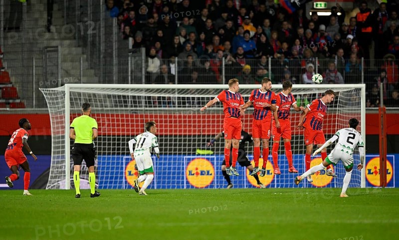 Free kick, shot on goal, action, goal chance Jorge Silva NK Olimpija LjublJjana (02) v Mauer, Referee Referee Enea Jorgji Albania, UEFA Conference League, Voith-Arena, Heidenheim, Baden-Württemberg, Germany, Europe